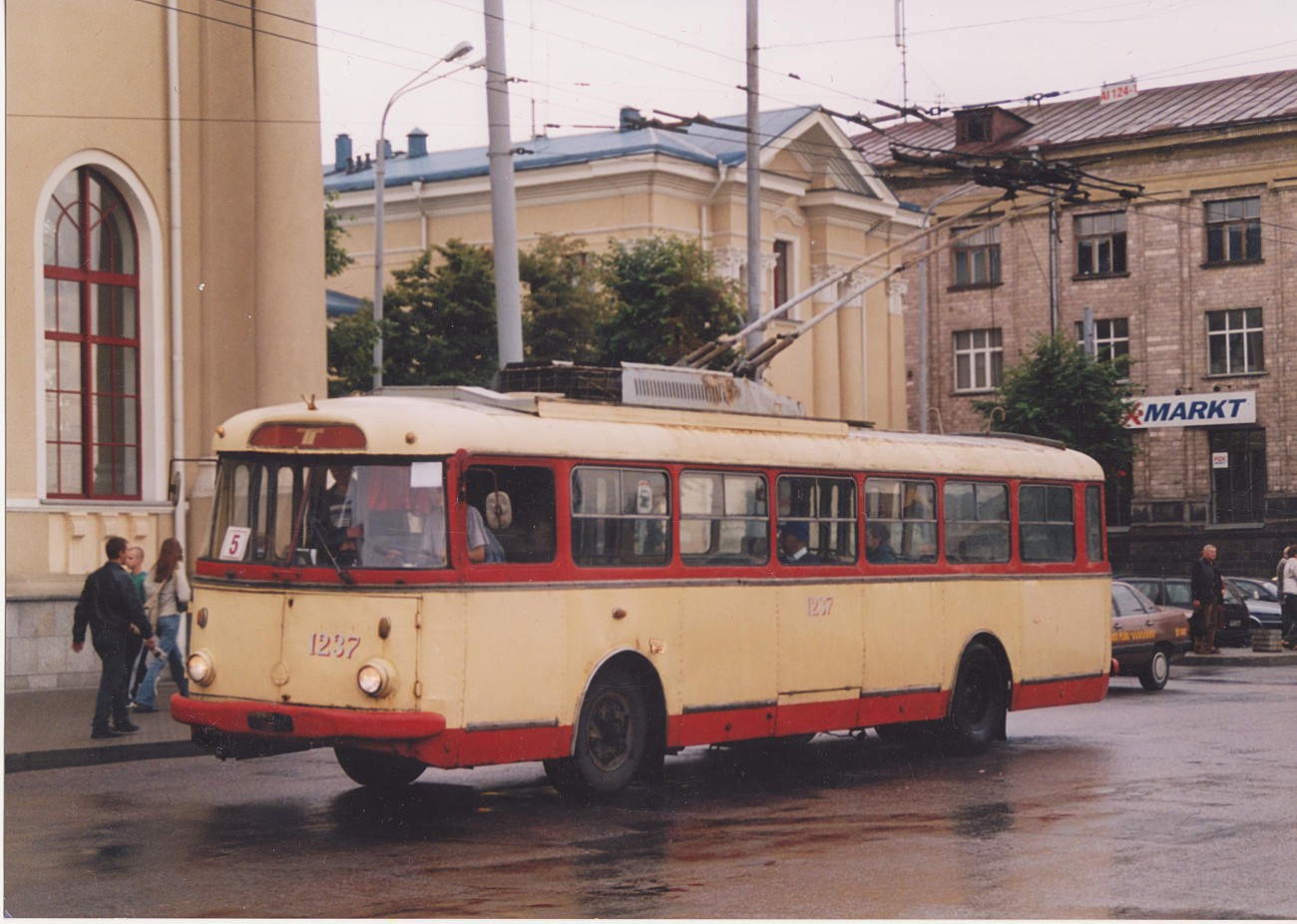 Škoda 9TrH27 #1237